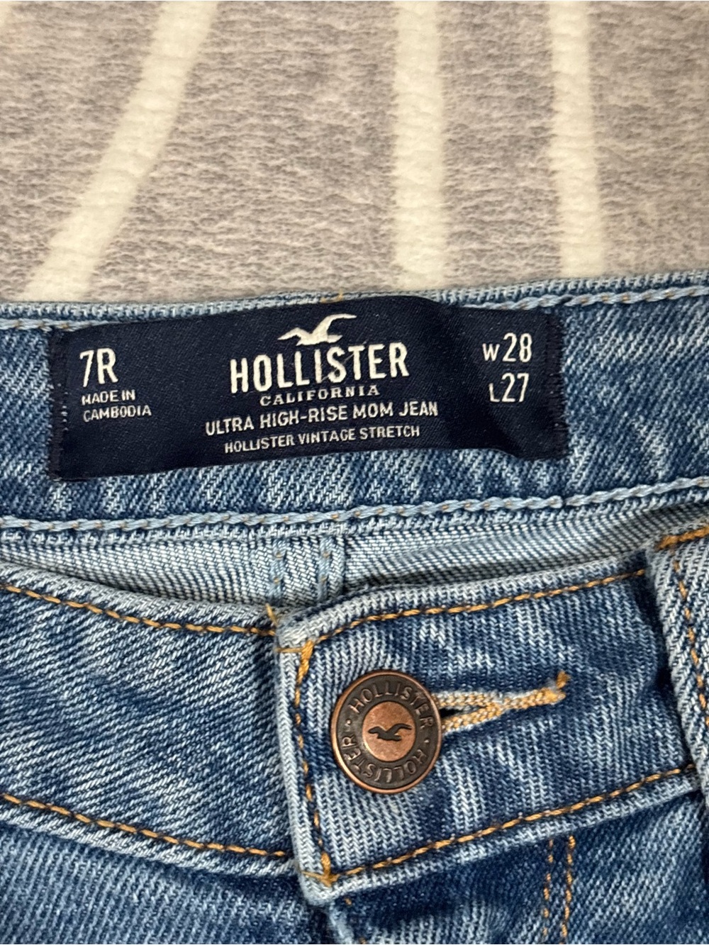 Hollister Jeans, Ultra High-Rise Mom Jeans, Medium Blue Denim, 7R, W28, 28x27 - Picture 4 of 10
